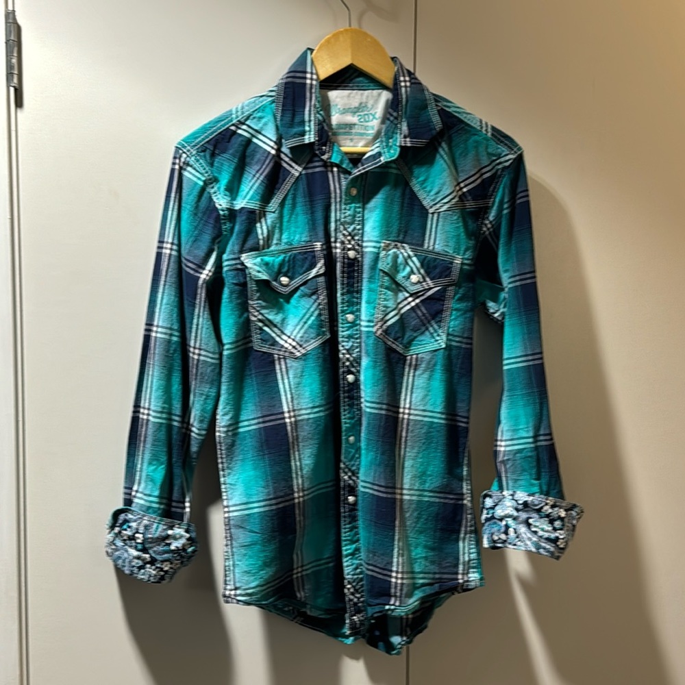 Men’s button up with pearl snaps